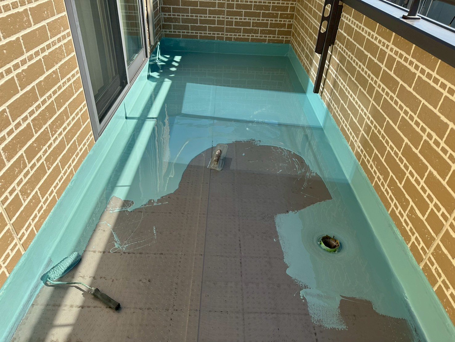 ベランダ防水中塗り施工写真