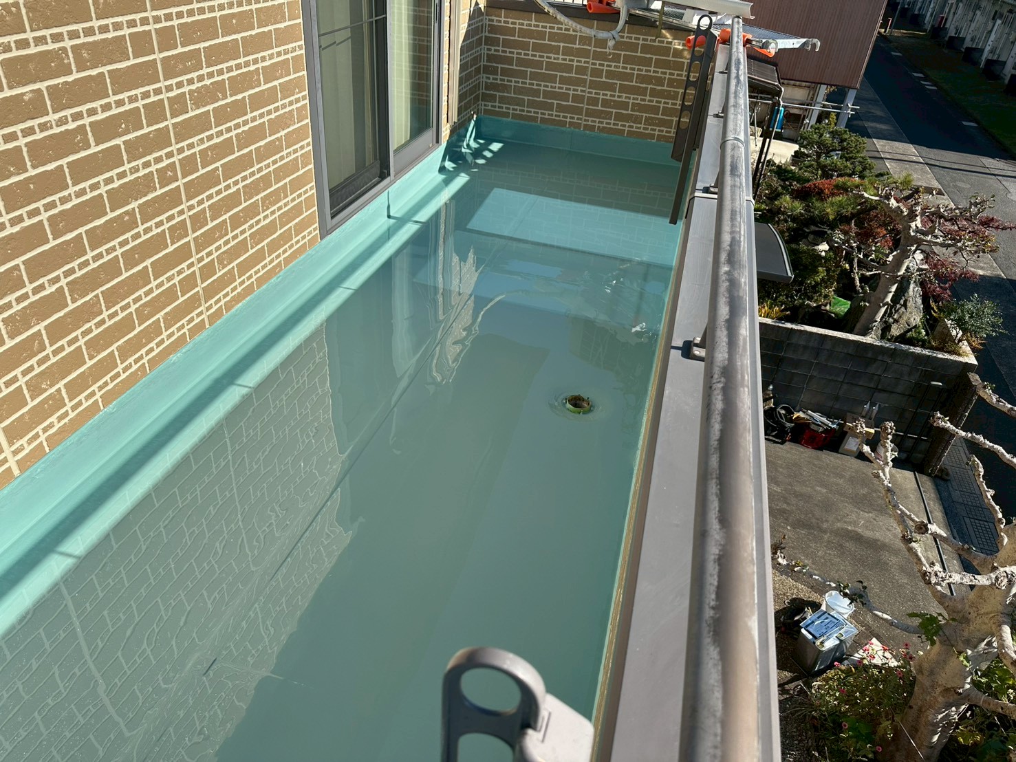 ベランダ防水中塗り施工後写真