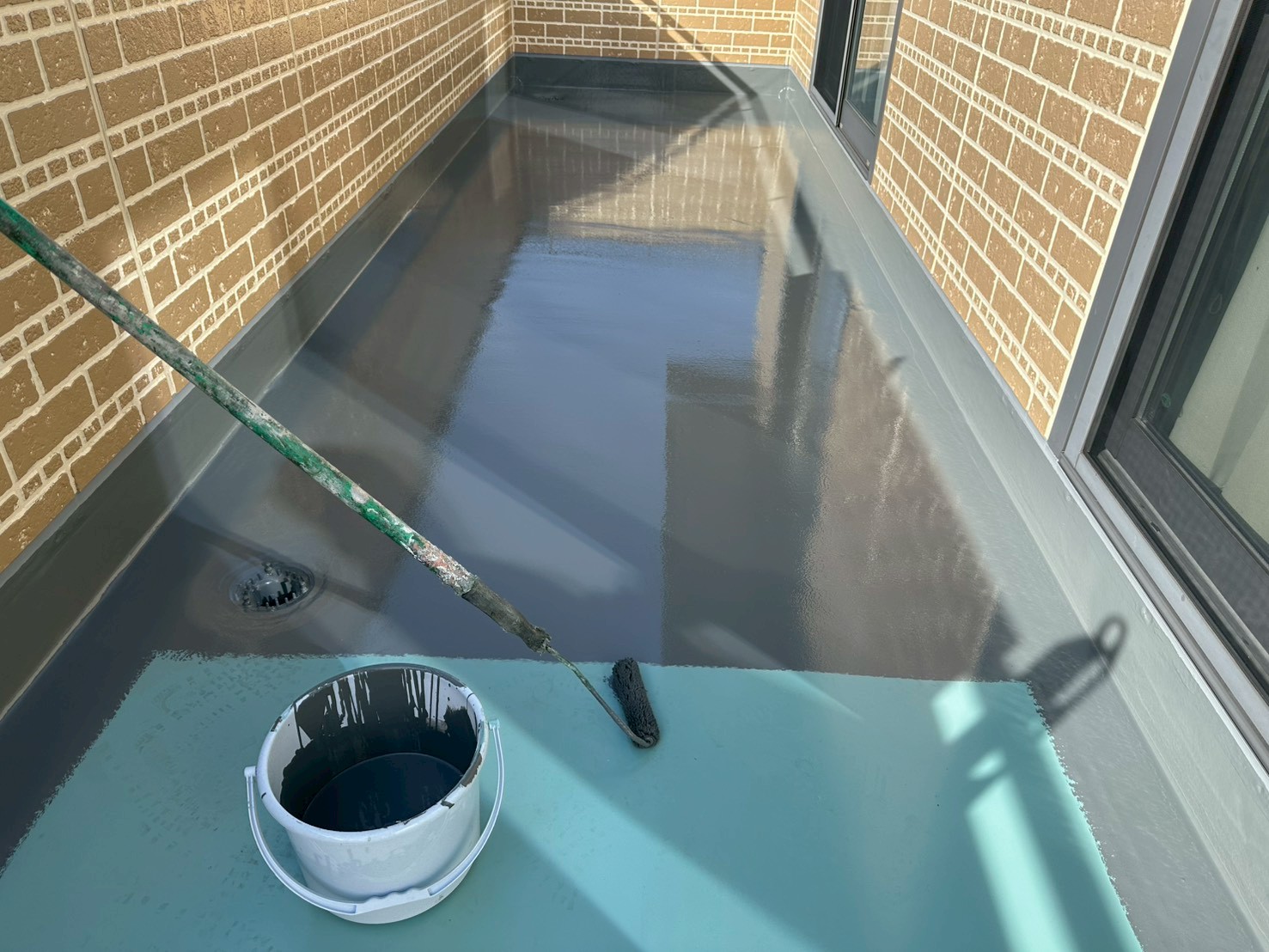 ベランダ防水上塗り施工写真